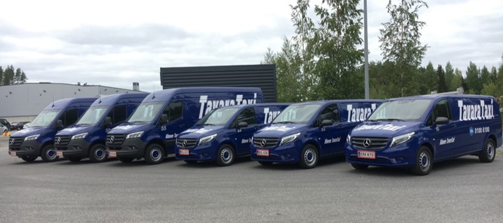 Kuusi uutta TavaraTaxi-Mercedestä valmiina palvelemaan kaikissa pikakuljetus tarpeissa.